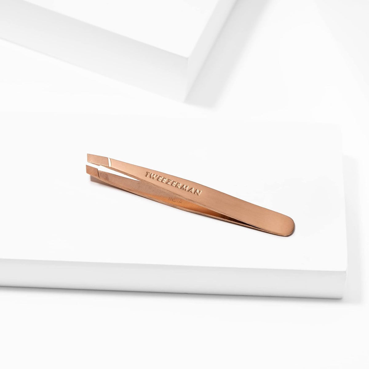 Tweezerman Mini Slant Tweezer Rose Gold tips close-up