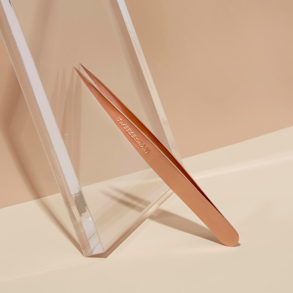 Tweezerman Point Tweezer rose gold in hand