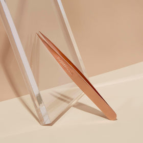 Tweezerman Point Tweezer rose gold in hand