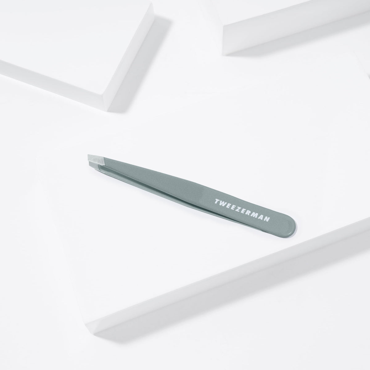 Tweezerman Slant Tweezer Mist Blue close-up of tips