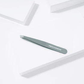 Tweezerman Slant Tweezer Mist Blue close-up of tips