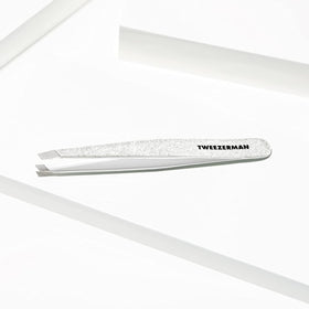 Tweezerman Slant Tweezer Moon Dust close-up of slanted tip