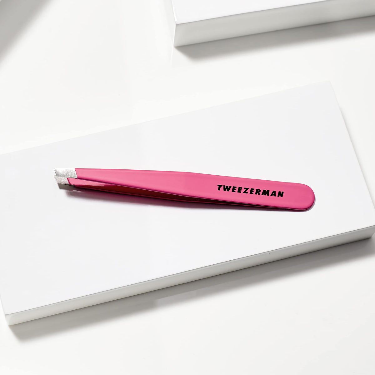 Tweezerman Slant Tweezer Neon Pink close-up of tips