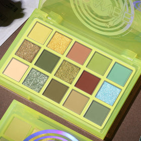 UCANBE 15 Colour Eyeshadow Palette with makeup brushes and accessories