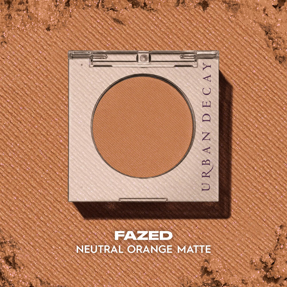 URBAN DECAY 24/7 Eyeshadow Fazed applied on eyelid