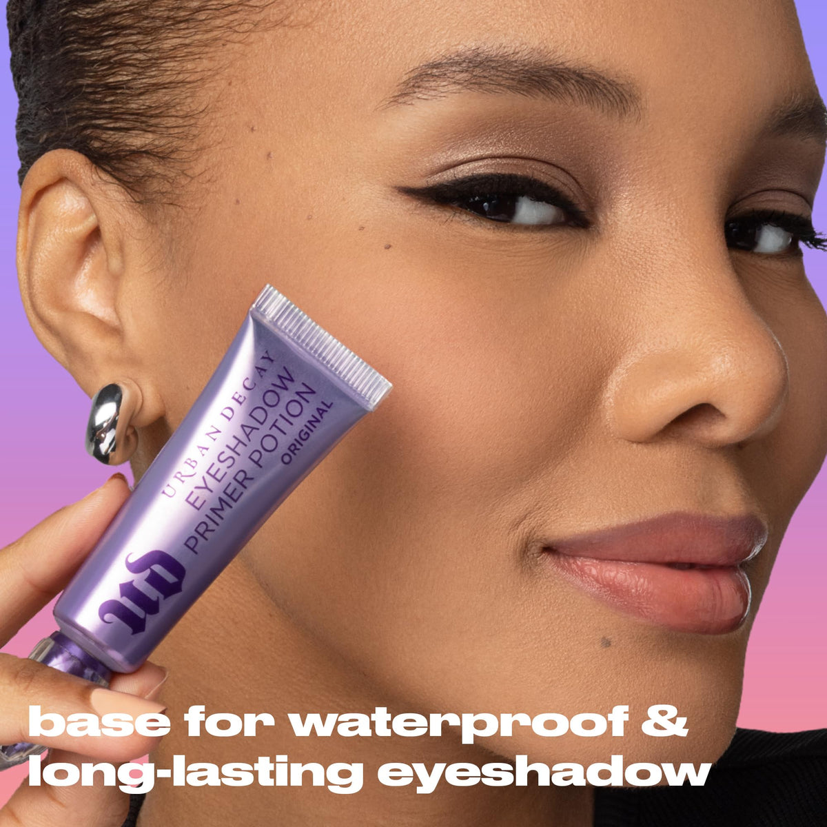 URBAN DECAY Eyeshadow Primer Potion Original texture on hand