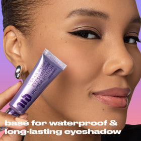 URBAN DECAY Eyeshadow Primer Potion Original texture on hand