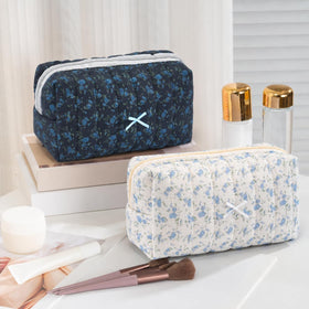 UUYUUY Makeup Bag compact size in a handbag