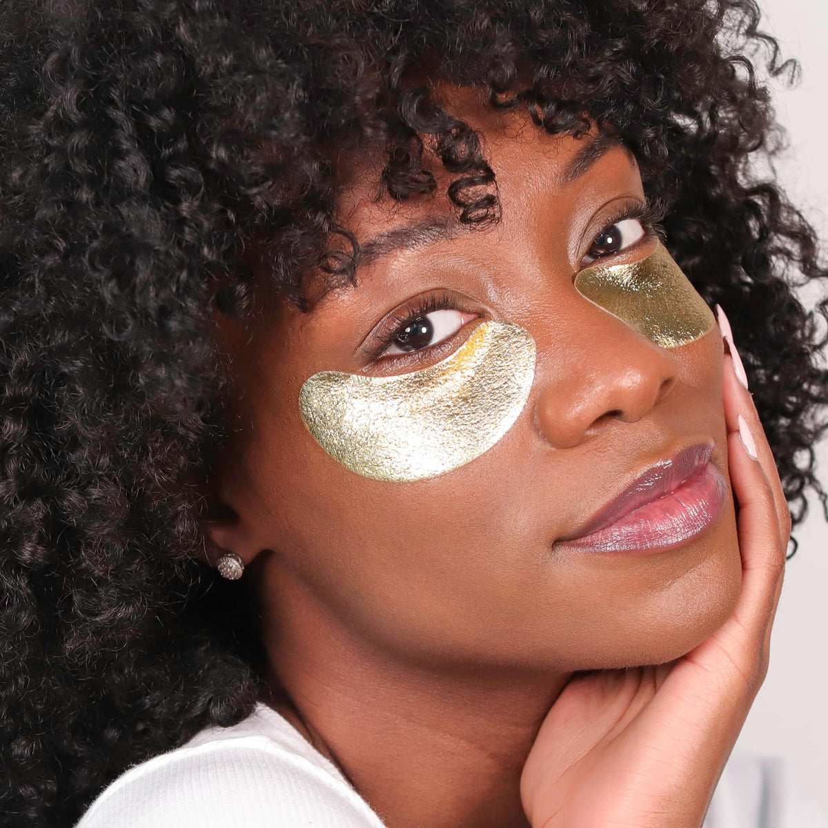 Wander Beauty Baggage Claim Under Eye Patches on a beauty table