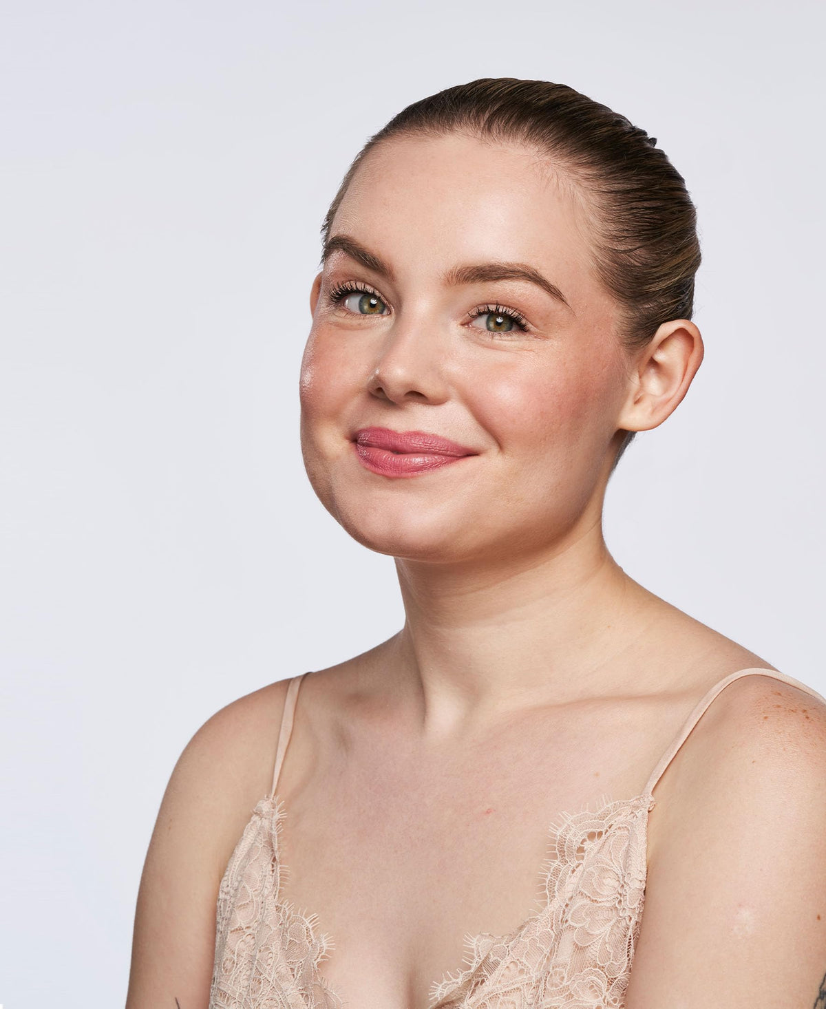 Wander Beauty On-the-Glow Blush and Illuminator in use on cheeks