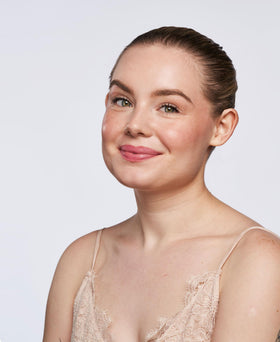 Wander Beauty On-the-Glow Blush and Illuminator in use on cheeks