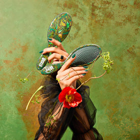 Wet Brush Original Detangler Hair Brush Elphaba with hair accessory