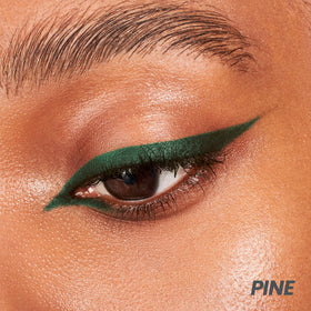 Wonderskin Eyeliner Pencil 1440 demonstrating waterproof feature